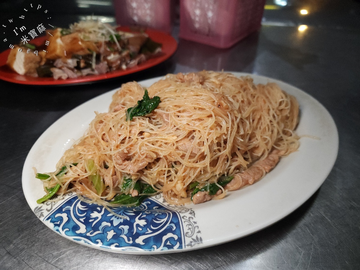 米粉嫂小吃店｜板橋美食，小攤人氣現炒，巷弄裡的鍋氣炒飯炒麵與豐盛小菜攻略！