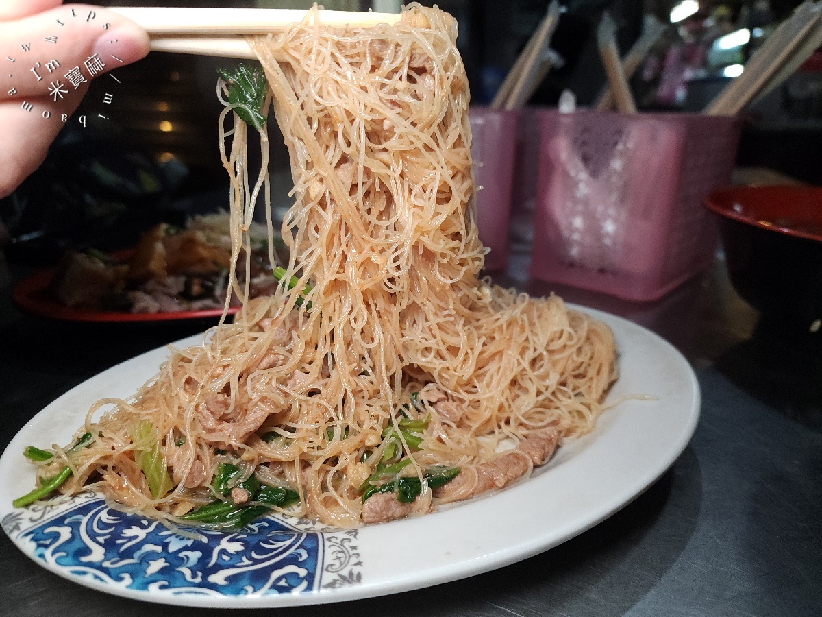 米粉嫂小吃店｜板橋美食，小攤人氣現炒，巷弄裡的鍋氣炒飯炒麵與豐盛小菜攻略！