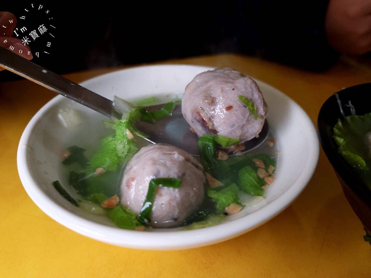 蚵仔煎大王┃寧夏夜市美食。焦香蚵仔煎Q彈帶鮮，再來一碗麻油湯就是大滿足