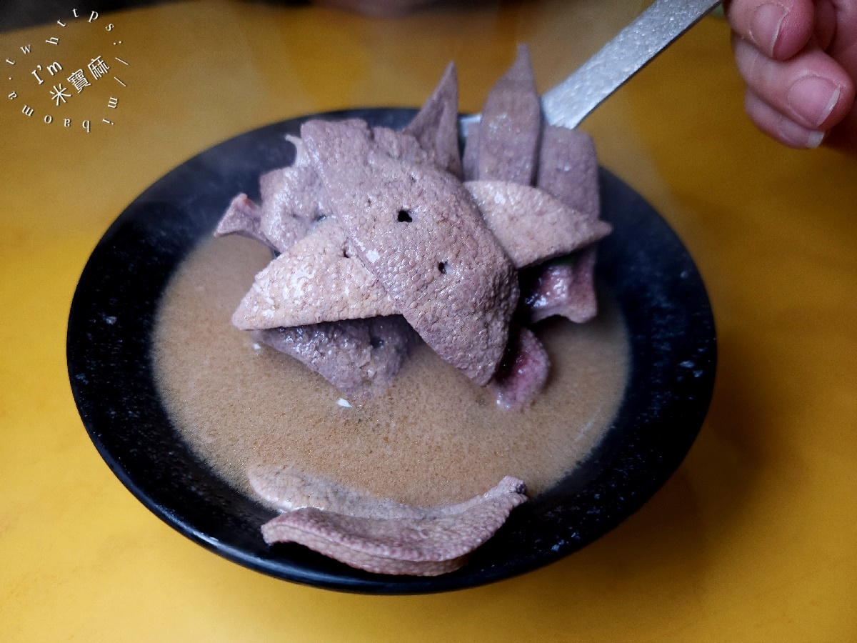 蚵仔煎大王┃寧夏夜市美食。焦香蚵仔煎Q彈帶鮮，再來一碗麻油湯就是大滿足