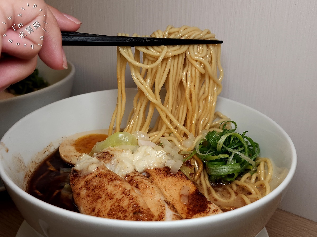 昭和鳳 パイタン 雞白湯拉麵┃興南夜市美食。黑蒜雞白湯濃郁帶甘醇的口感一次愛上，還有限量炙燒飯也很不錯