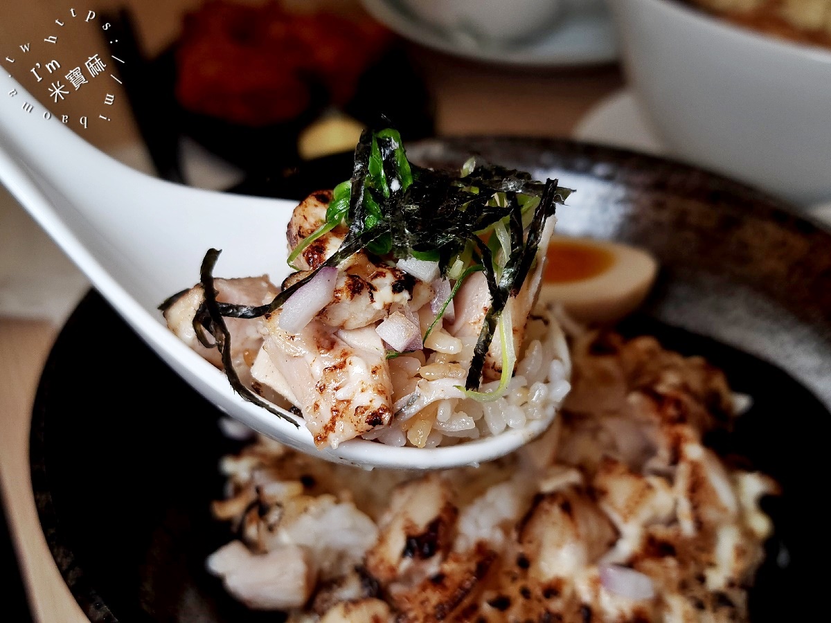 昭和鳳 パイタン 雞白湯拉麵┃興南夜市美食。黑蒜雞白湯濃郁帶甘醇的口感一次愛上，還有限量炙燒飯也很不錯