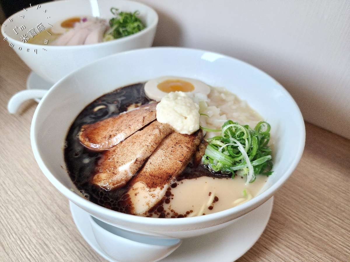 昭和鳳 パイタン 雞白湯拉麵┃興南夜市美食。黑蒜雞白湯濃郁帶甘醇的口感一次愛上，還有限量炙燒飯也很不錯