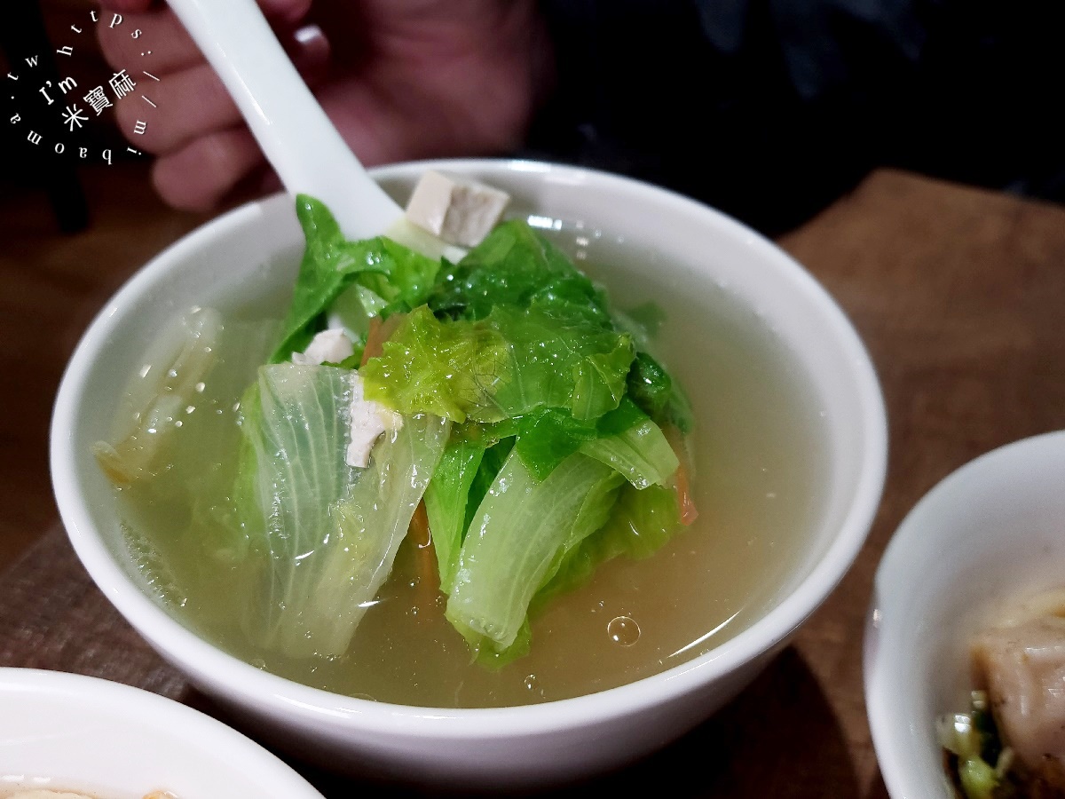 四川劉抄手┃興南夜市美食。必點紅油抄手，皮薄餡多夠滋味，多種川味麵條來這裡都能吃到