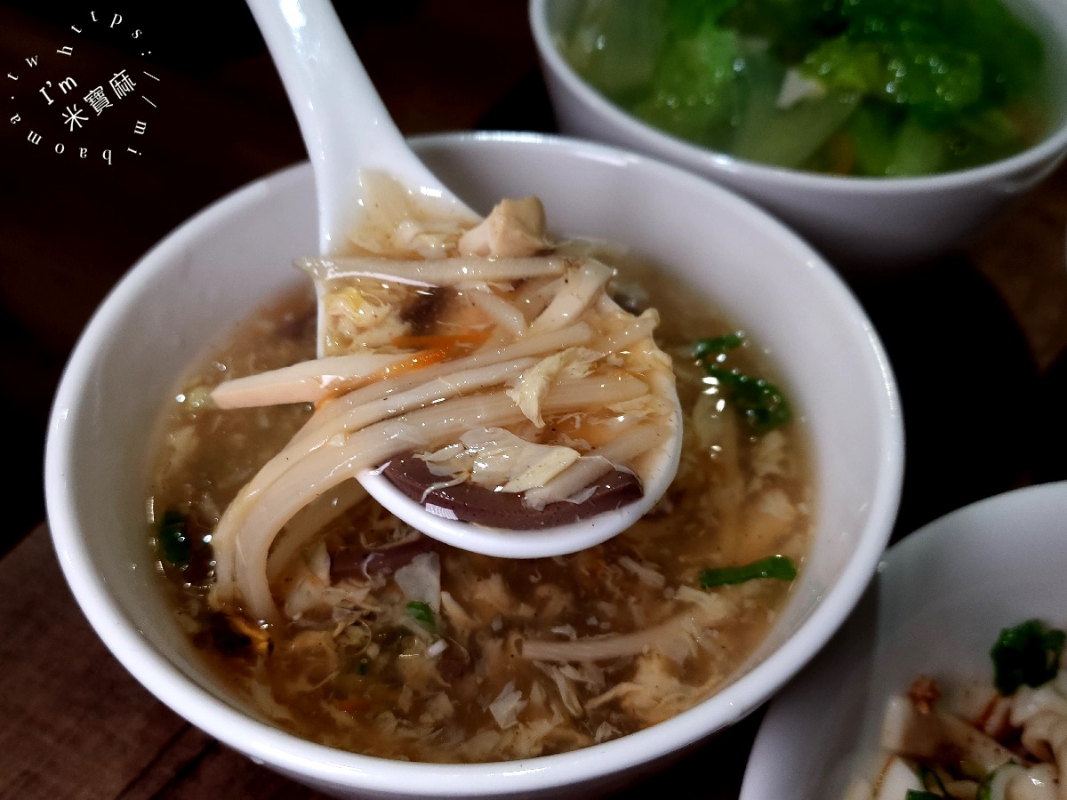 四川劉抄手┃興南夜市美食。必點紅油抄手，皮薄餡多夠滋味，多種川味麵條來這裡都能吃到