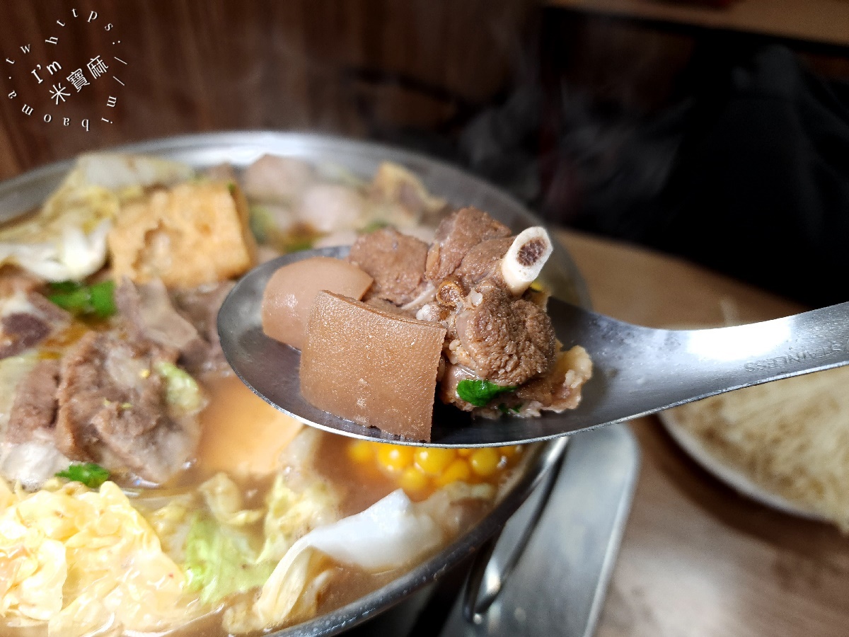 義村羊肉爐┃萬華美食。濃郁湯頭一喝愛上，帶皮羊肉正點好吃，內用湯可續加