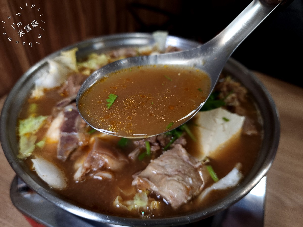 義村羊肉爐┃萬華美食。濃郁湯頭一喝愛上，帶皮羊肉正點好吃，內用湯可續加