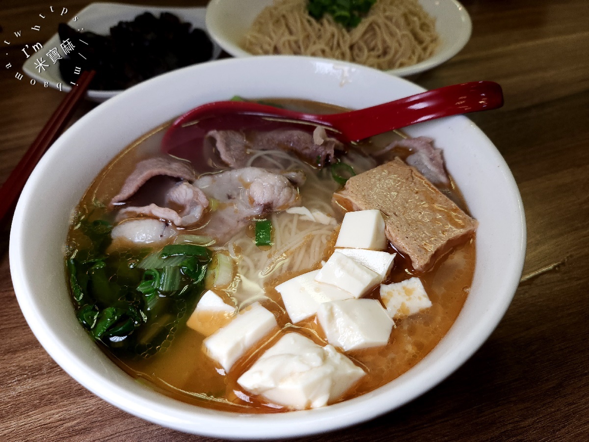 元氣家族麵飯館┃板橋美食。好吃乾拌麵來這裡吃，還有麻油麵線也很不錯，小菜也很多選擇