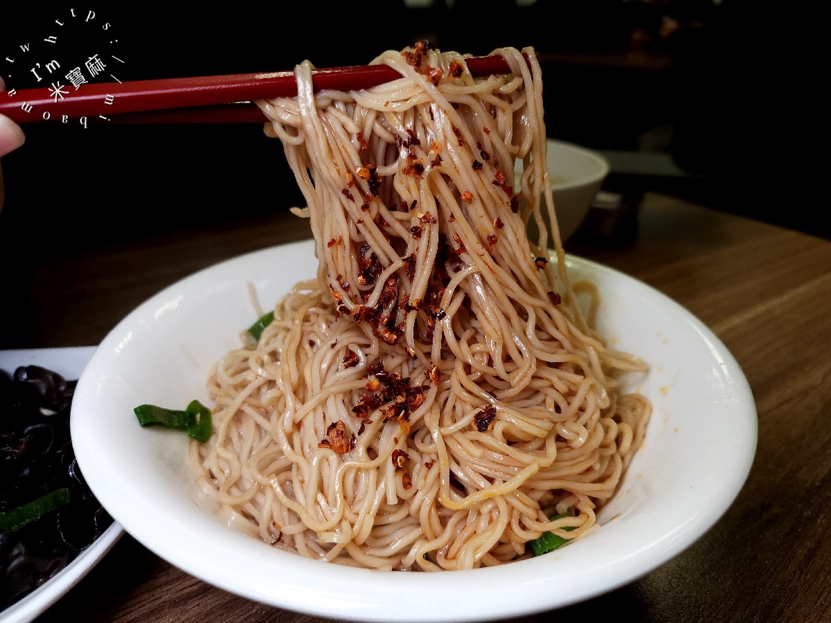 元氣家族麵飯館┃板橋美食。好吃乾拌麵來這裡吃，還有麻油麵線也很不錯，小菜也很多選擇