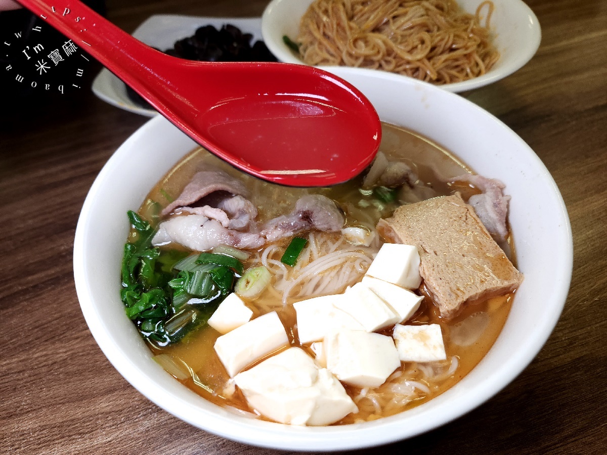 元氣家族麵飯館┃板橋美食。好吃乾拌麵來這裡吃，還有麻油麵線也很不錯，小菜也很多選擇