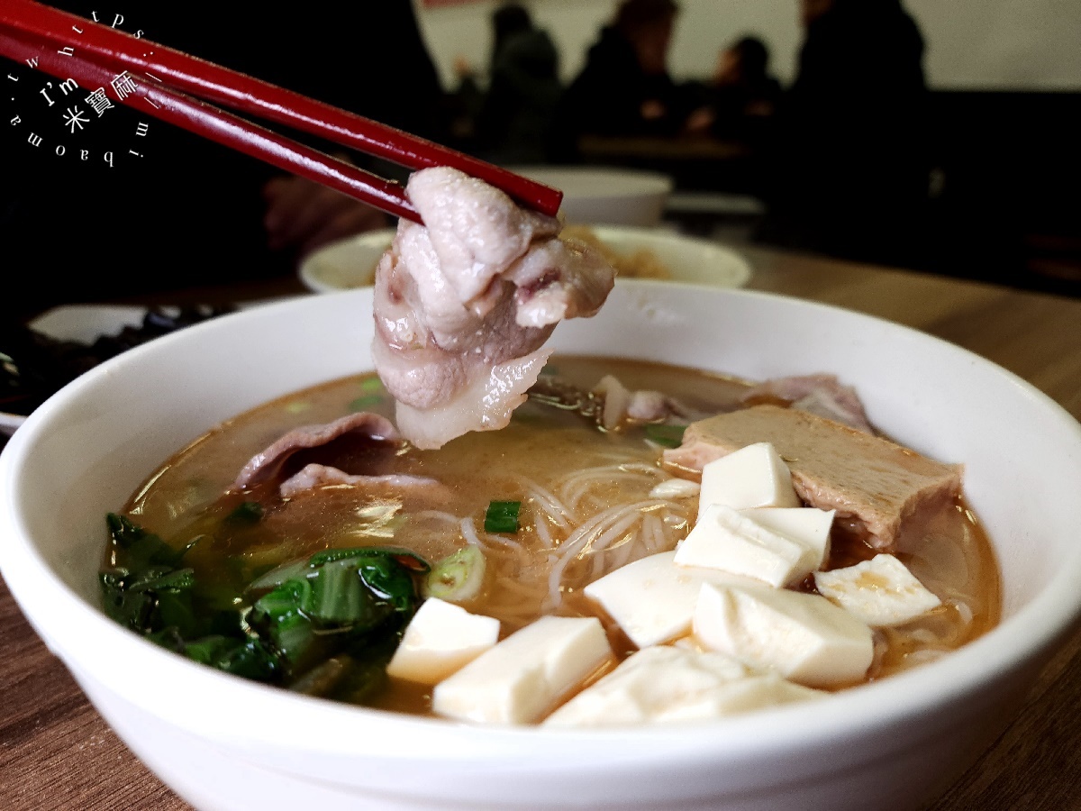 元氣家族麵飯館┃板橋美食。好吃乾拌麵來這裡吃，還有麻油麵線也很不錯，小菜也很多選擇