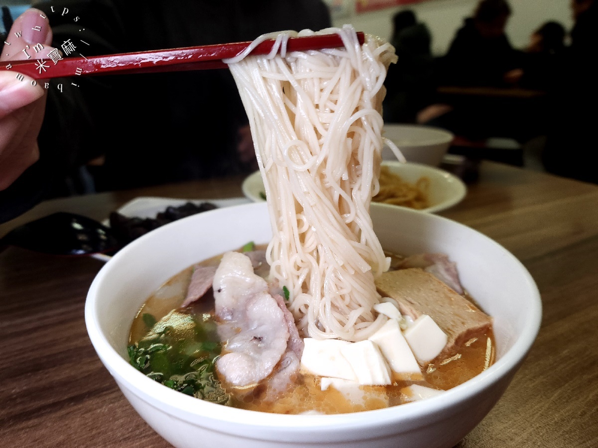 元氣家族麵飯館┃板橋美食。好吃乾拌麵來這裡吃，還有麻油麵線也很不錯，小菜也很多選擇