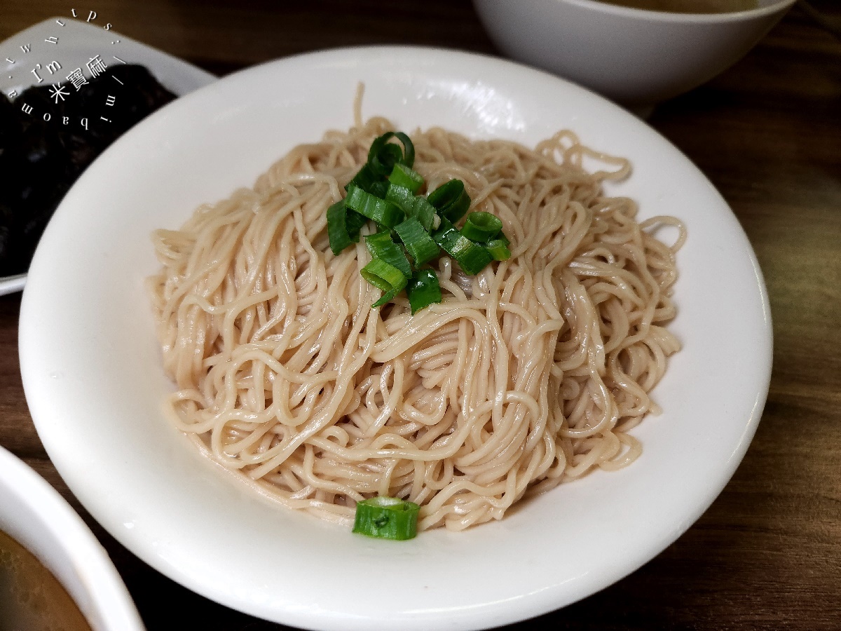 元氣家族麵飯館┃板橋美食。好吃乾拌麵來這裡吃，還有麻油麵線也很不錯，小菜也很多選擇