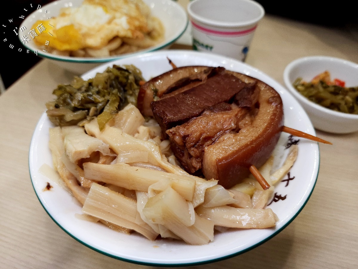 豬一十五 刈包 四神湯 眷村麵┃中和景新街美食。湯頭正點好吃!刈包四神湯也都有，小菜超多選擇