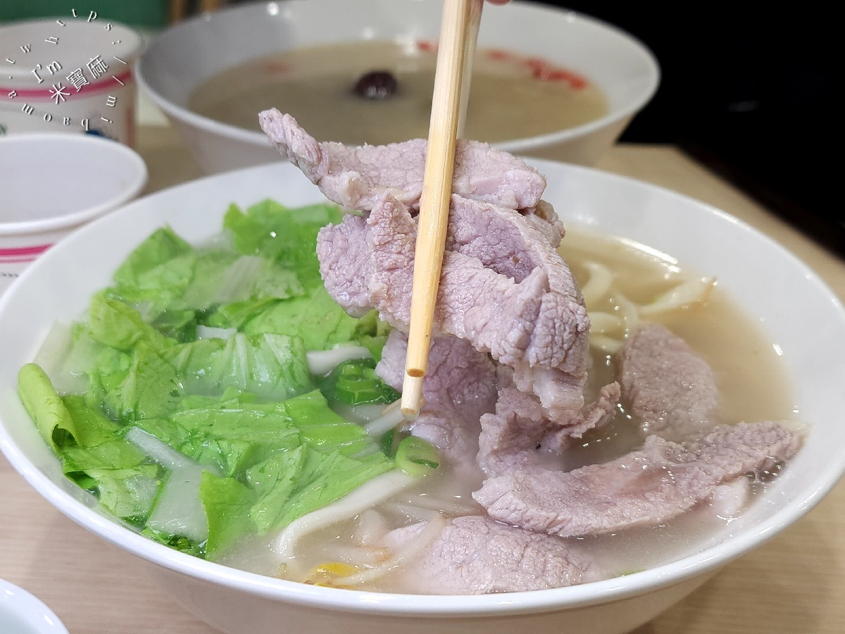 豬一十五 刈包 四神湯 眷村麵┃中和景新街美食。湯頭正點好吃!刈包四神湯也都有，小菜超多選擇