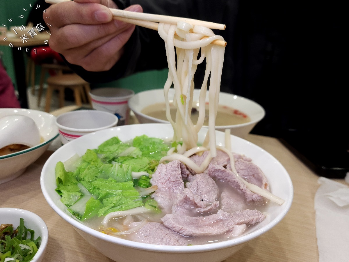 豬一十五 刈包 四神湯 眷村麵┃中和景新街美食。湯頭正點好吃!刈包四神湯也都有，小菜超多選擇