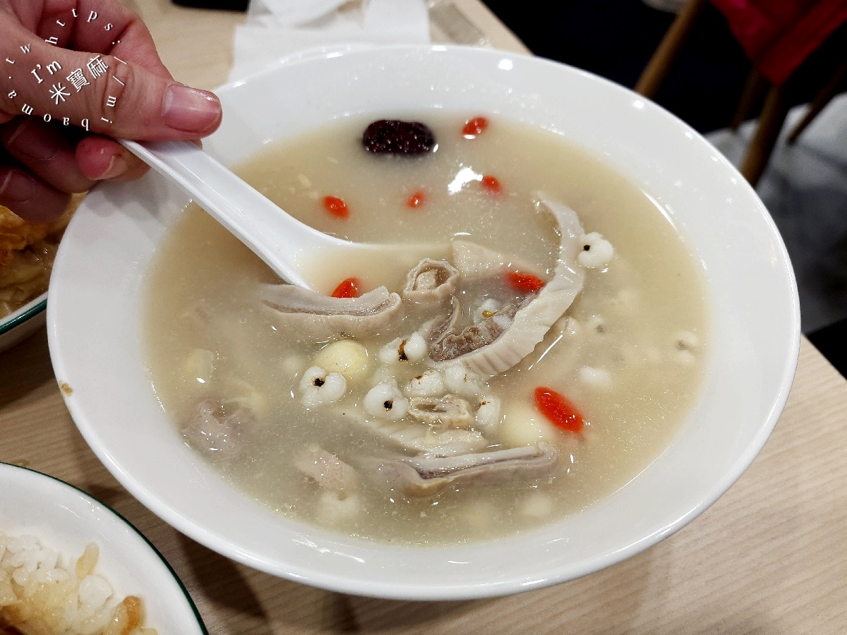 豬一十五 刈包 四神湯 眷村麵┃中和景新街美食。湯頭正點好吃!刈包四神湯也都有，小菜超多選擇