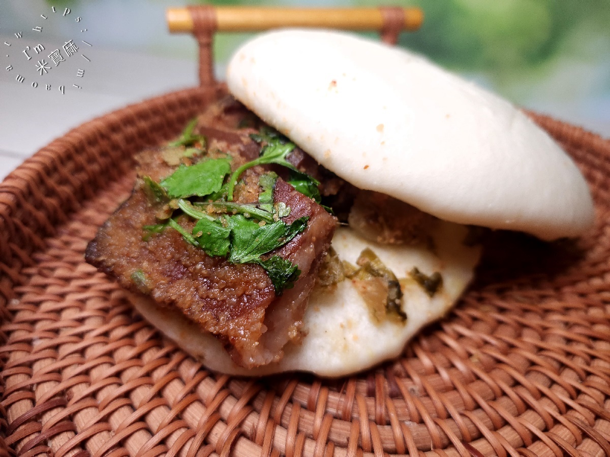 豬一十五 刈包 四神湯 眷村麵┃中和景新街美食。湯頭正點好吃!刈包四神湯也都有，小菜超多選擇