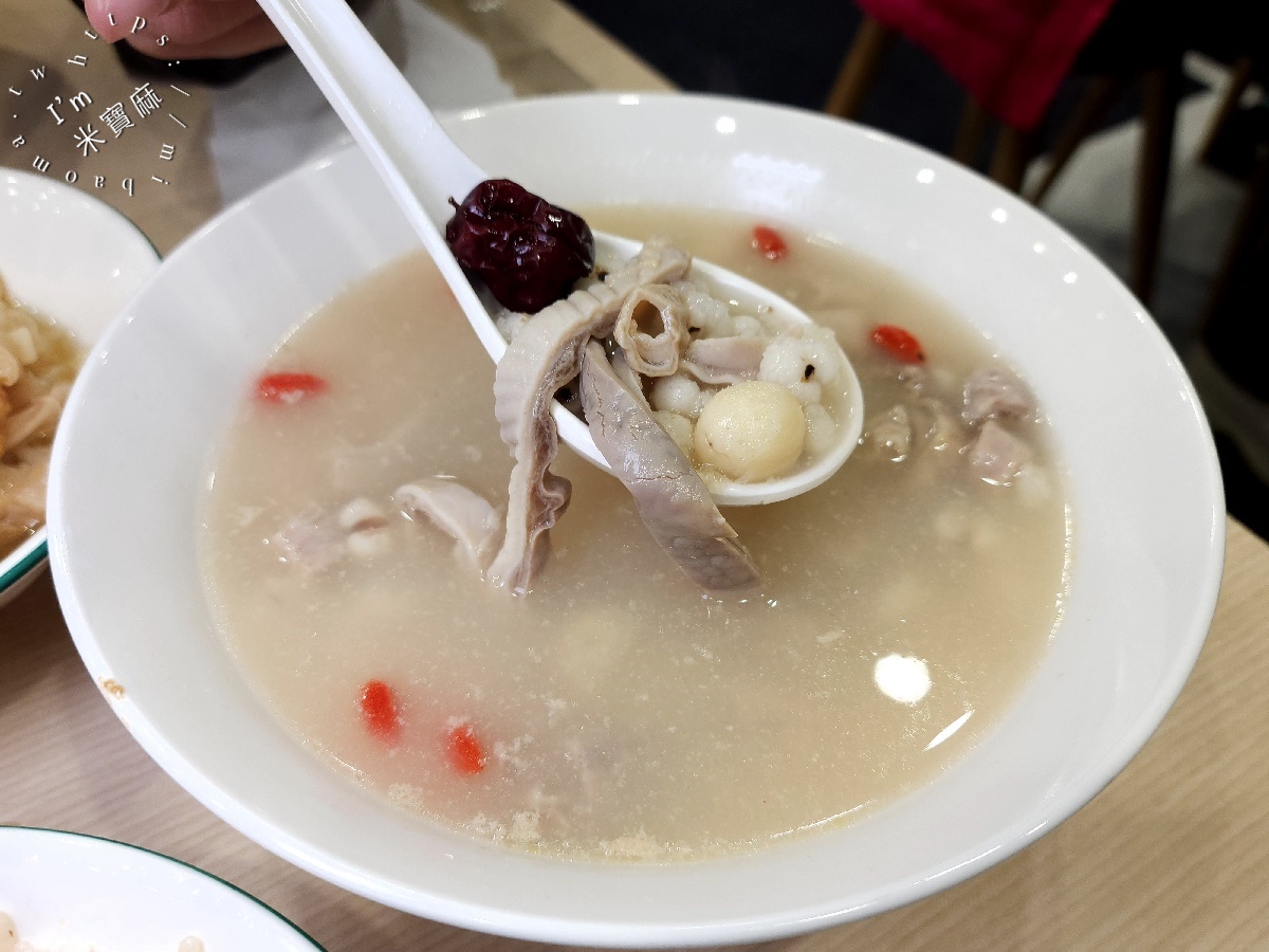 豬一十五 刈包 四神湯 眷村麵┃中和景新街美食。湯頭正點好吃!刈包四神湯也都有，小菜超多選擇