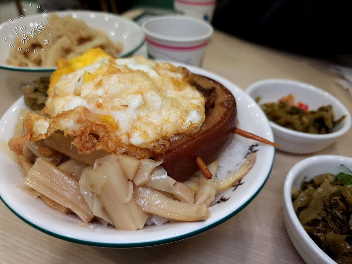 豬一十五 刈包 四神湯 眷村麵┃中和景新街美食。湯頭正點好吃!刈包四神湯也都有，小菜超多選擇