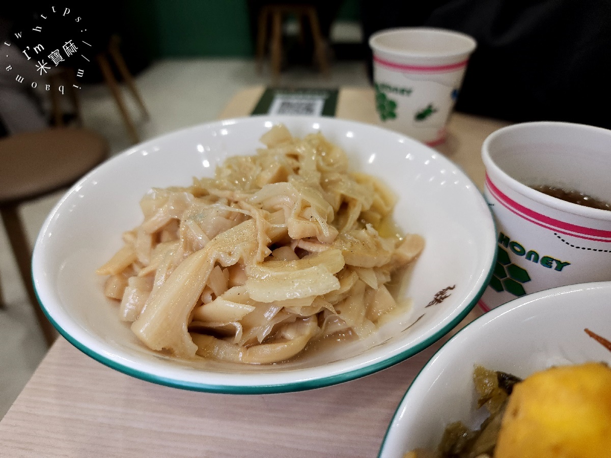 豬一十五 刈包 四神湯 眷村麵┃中和景新街美食。湯頭正點好吃!刈包四神湯也都有，小菜超多選擇