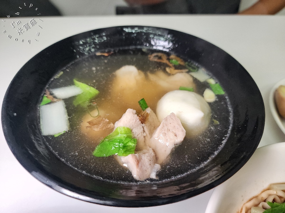 珍奇麵店┃中和廟口美食。多種特殊口味乾拌麵，吃了就秒圈粉，湯品小菜都正點，客人一個接一個來