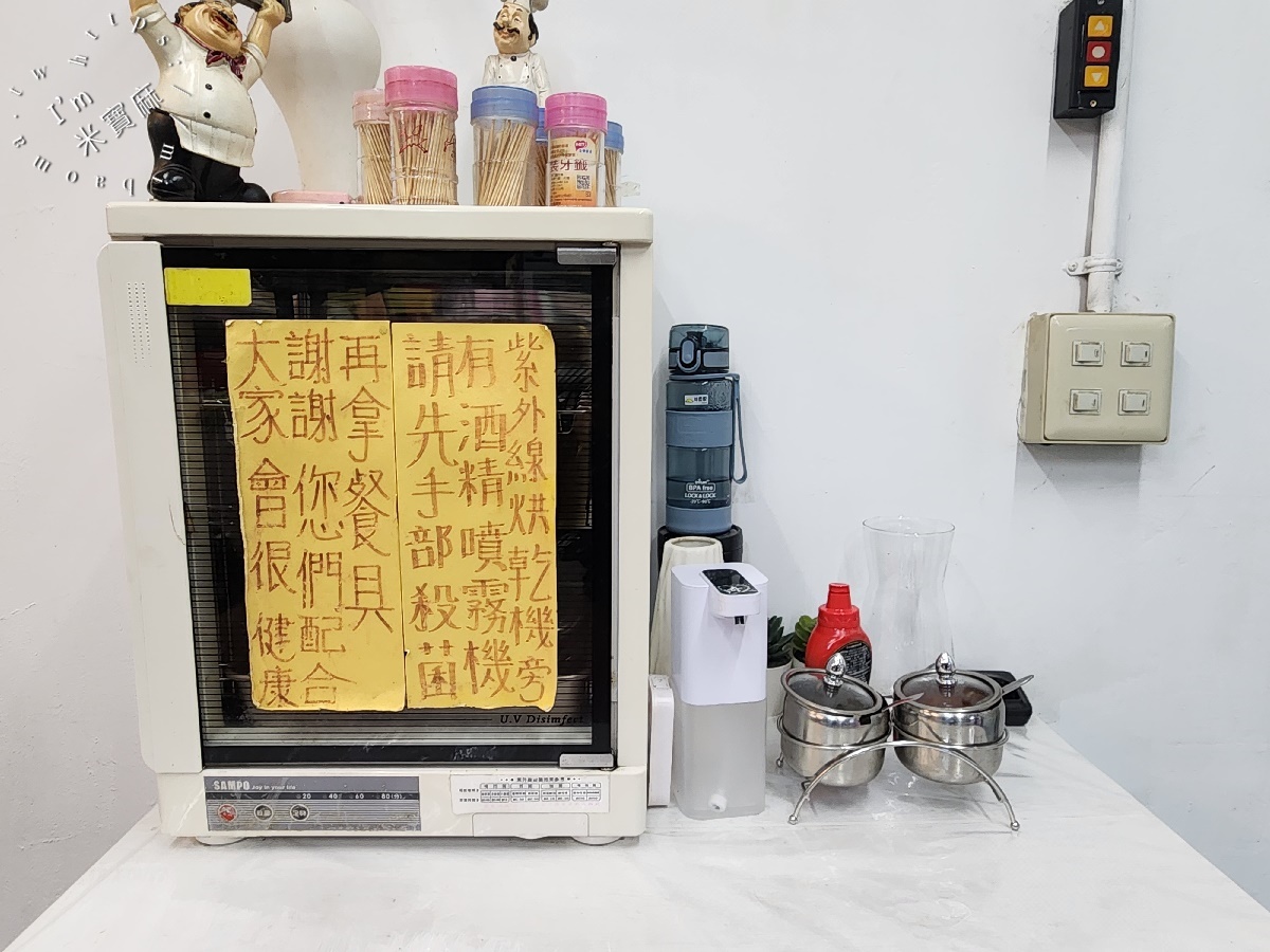 珍奇麵店┃中和廟口美食。多種特殊口味乾拌麵，吃了就秒圈粉，湯品小菜都正點，客人一個接一個來