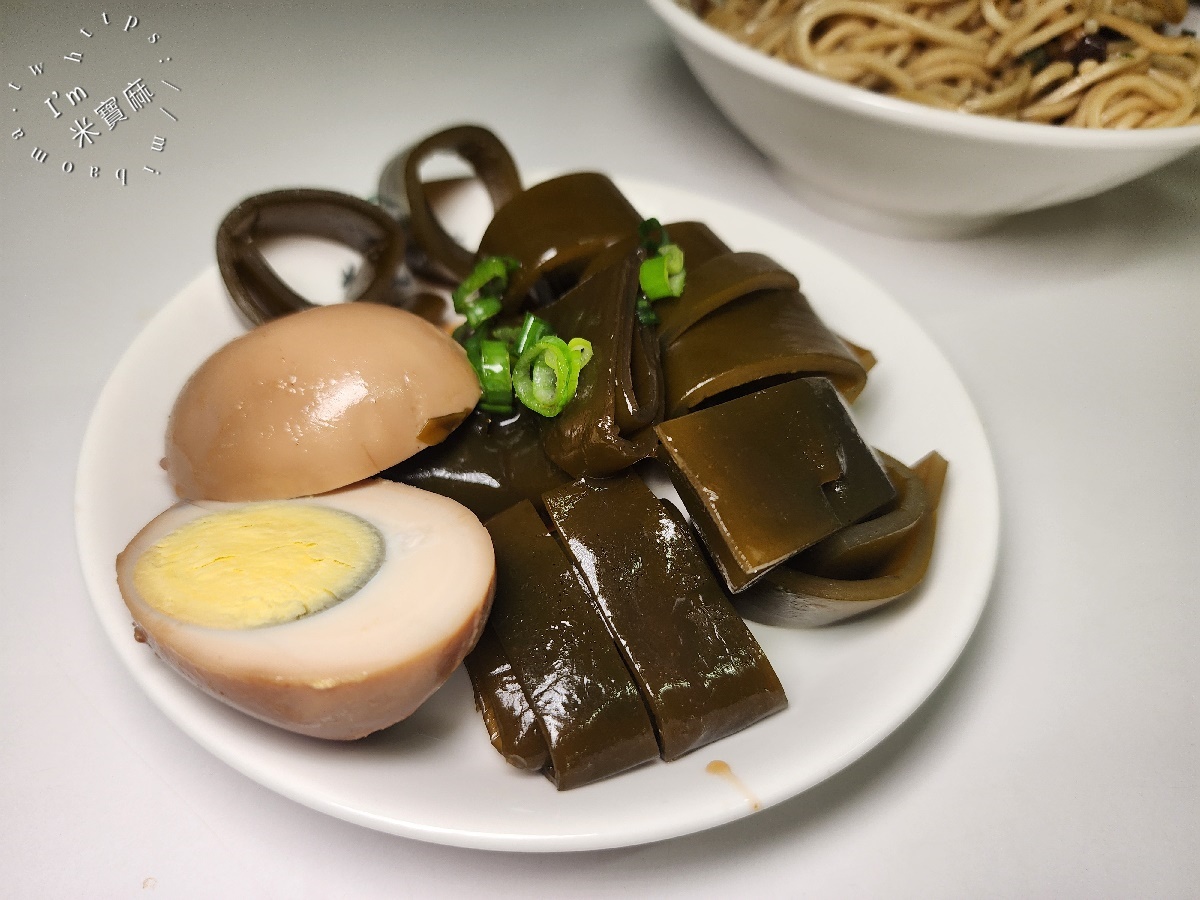 珍奇麵店┃中和廟口美食。多種特殊口味乾拌麵，吃了就秒圈粉，湯品小菜都正點，客人一個接一個來