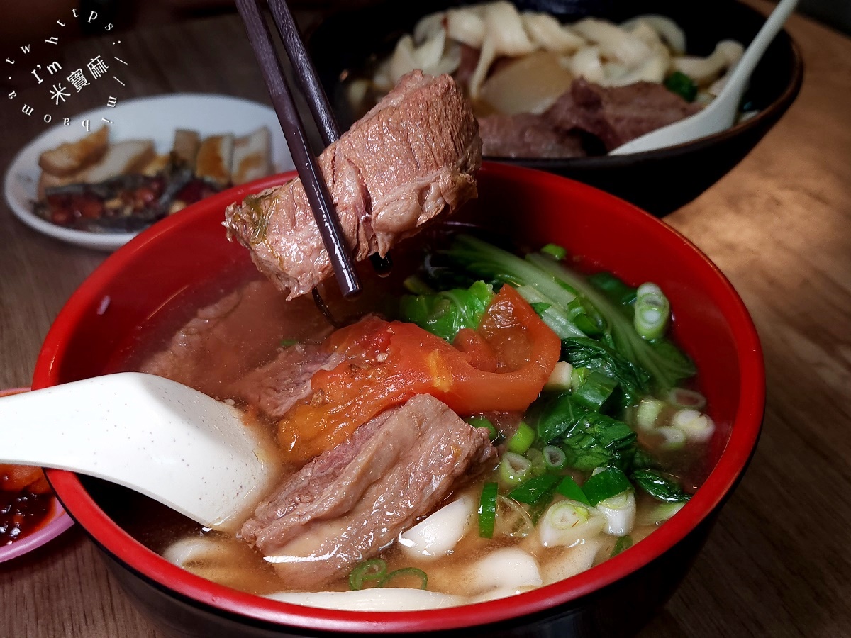 永康刀削麵┃台北美食。在地30年巷弄牛肉麵，番茄牛肉麵頗受好評，再來盤小菜好豐富