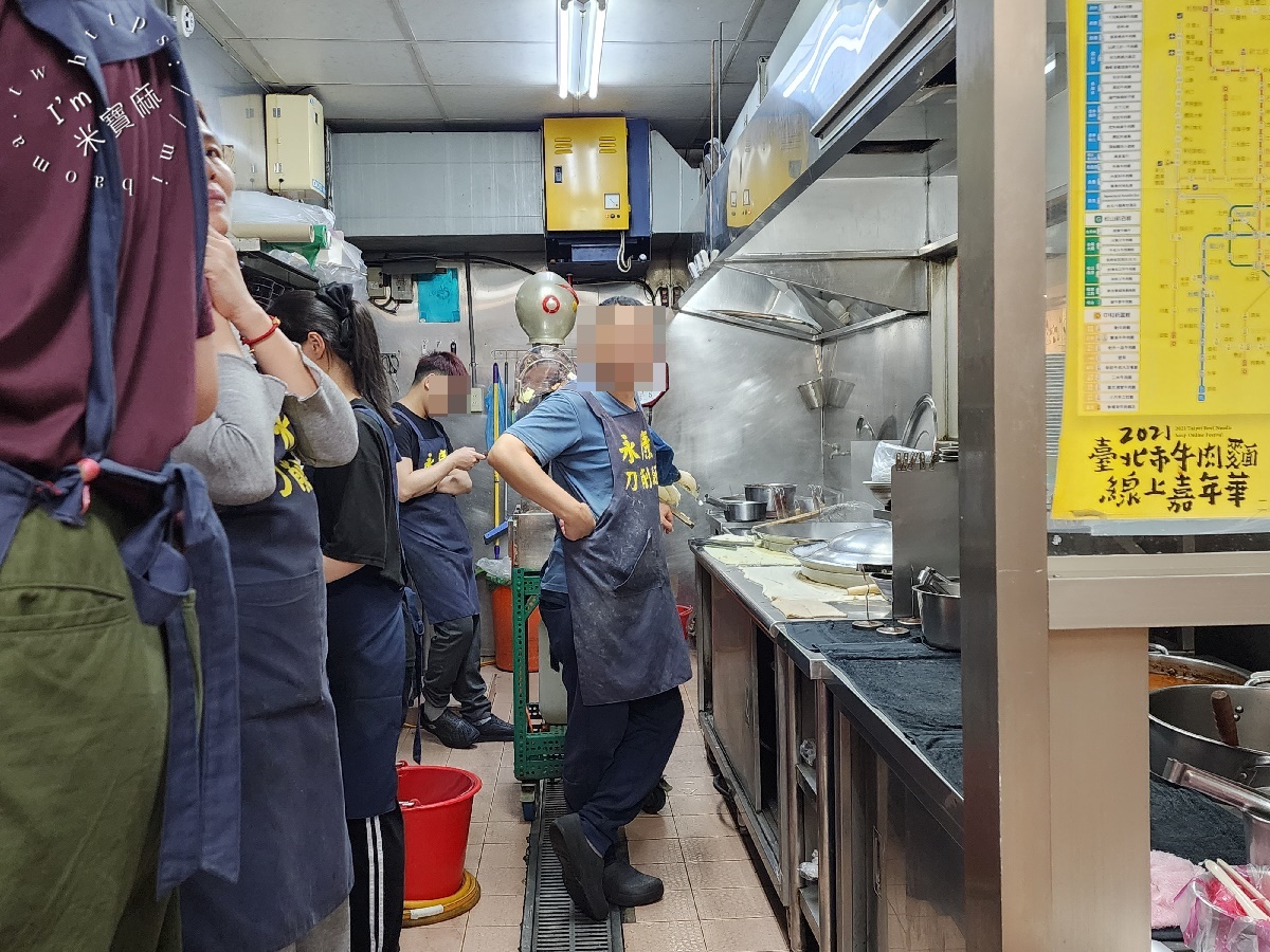 永康刀削麵┃台北美食。在地30年巷弄牛肉麵，番茄牛肉麵頗受好評，再來盤小菜好豐富