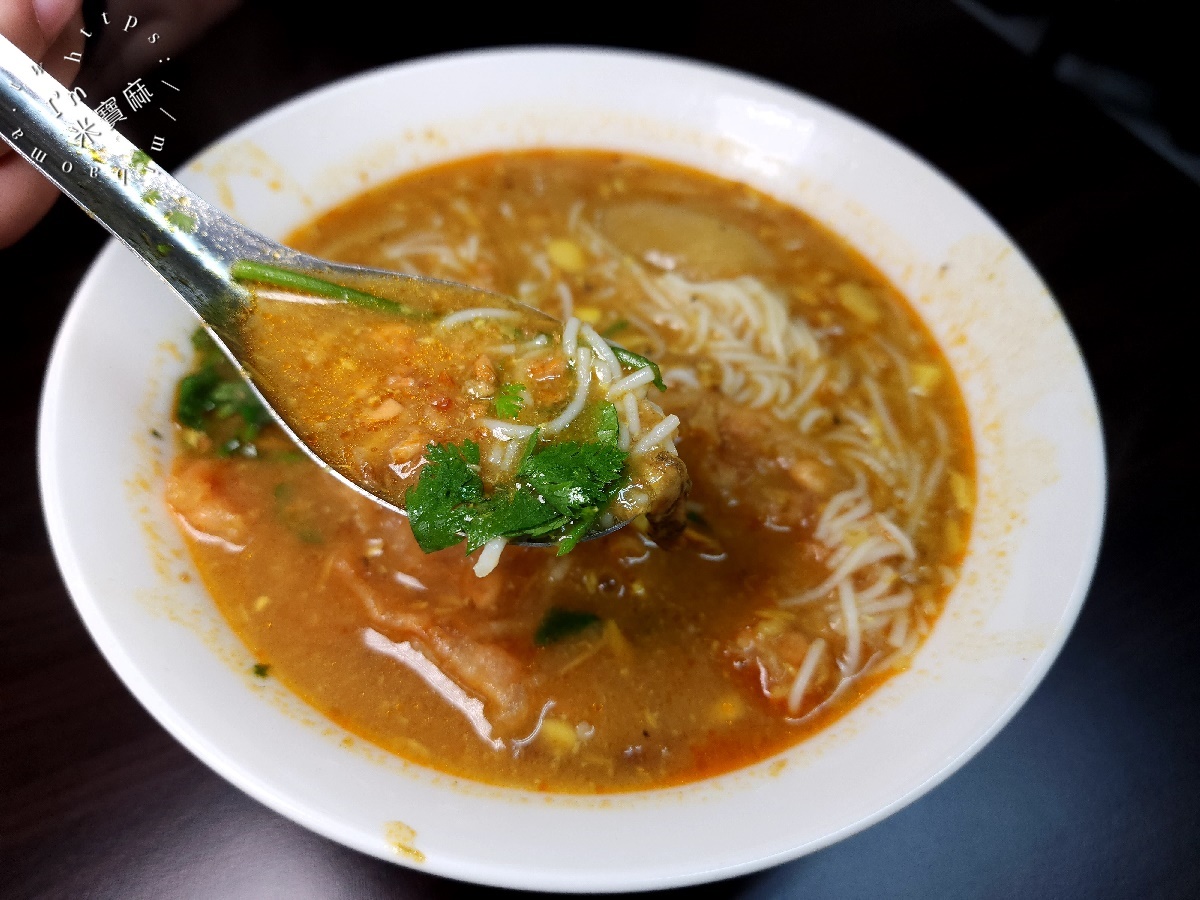 阿薇緬甸小吃店┃中和華新街美食。招牌金山麵、濃厚魚湯麵、香醇椰子麵，道地南洋風情來這吃