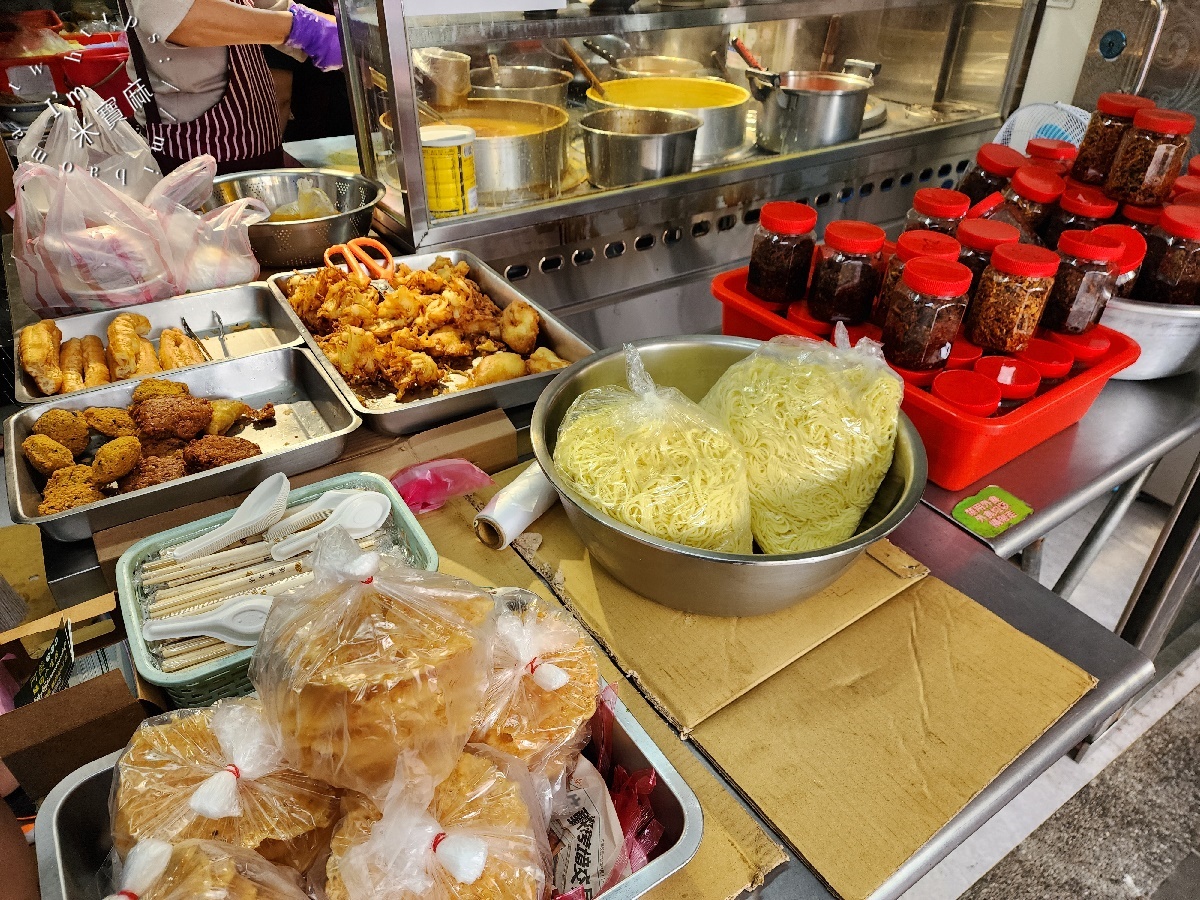 阿薇緬甸小吃店┃中和華新街美食。招牌金山麵、濃厚魚湯麵、香醇椰子麵，道地南洋風情來這吃