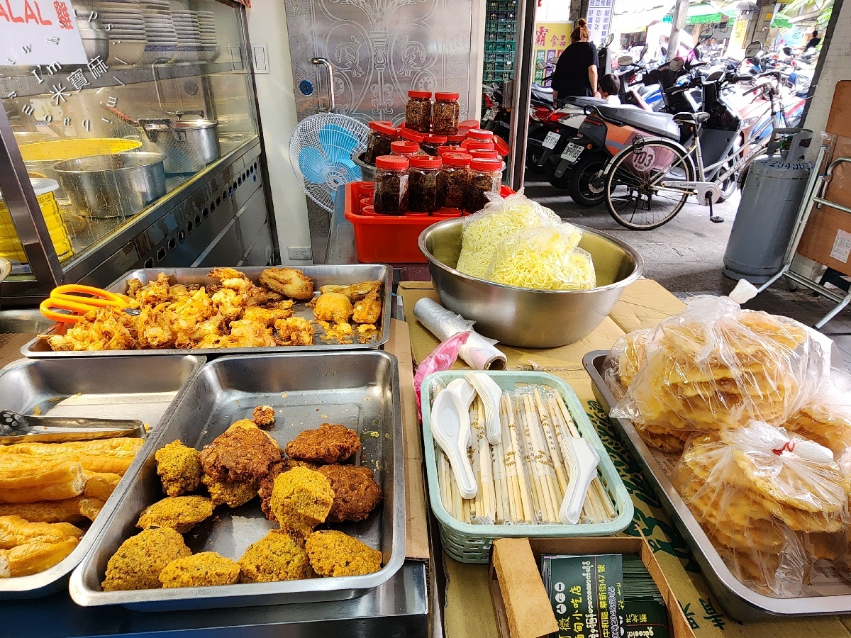 阿薇緬甸小吃店┃中和華新街美食。招牌金山麵、濃厚魚湯麵、香醇椰子麵，道地南洋風情來這吃