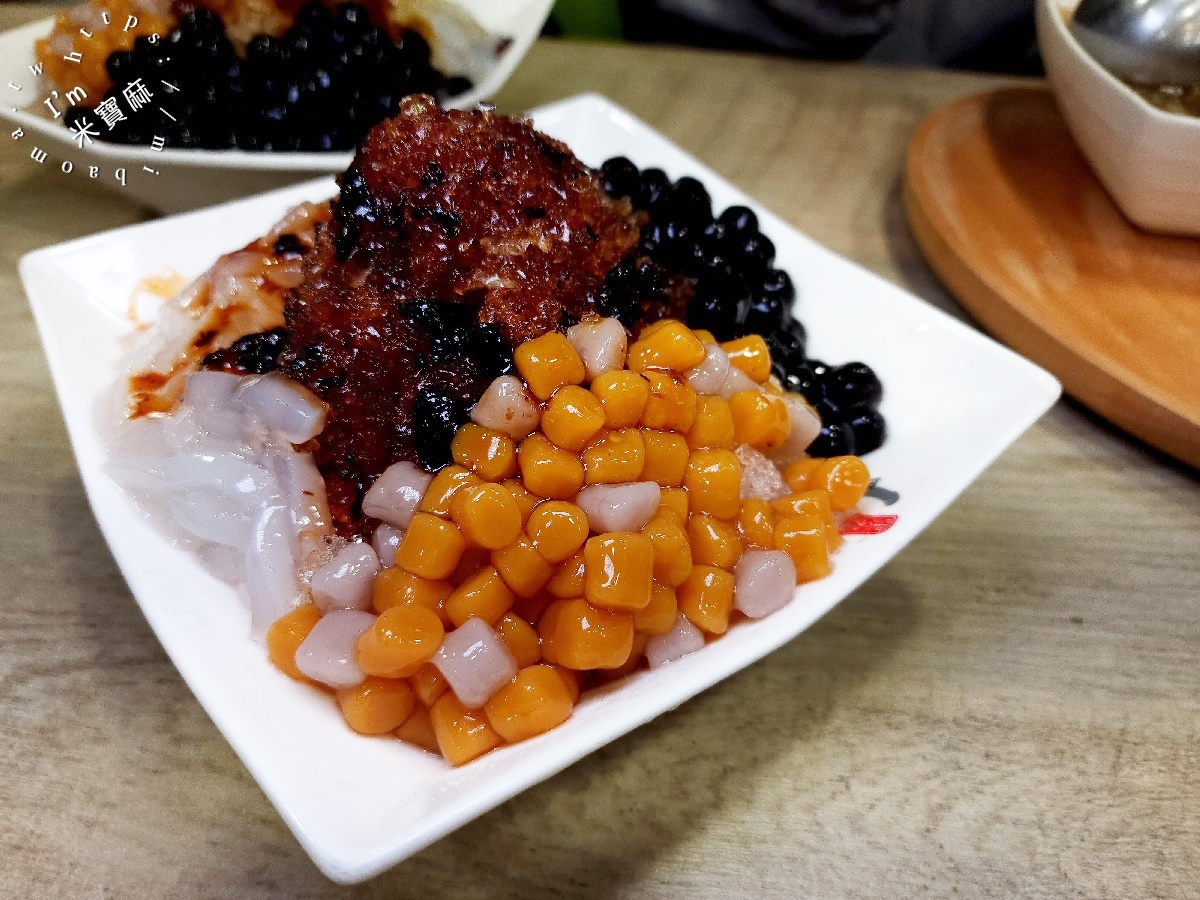 黑丸嫩仙草┃新店大豐路美食。夠份量感的愛玉李鹹冰、鳳梨愛玉刨冰真過癮，飯後來一碗有夠撐肚