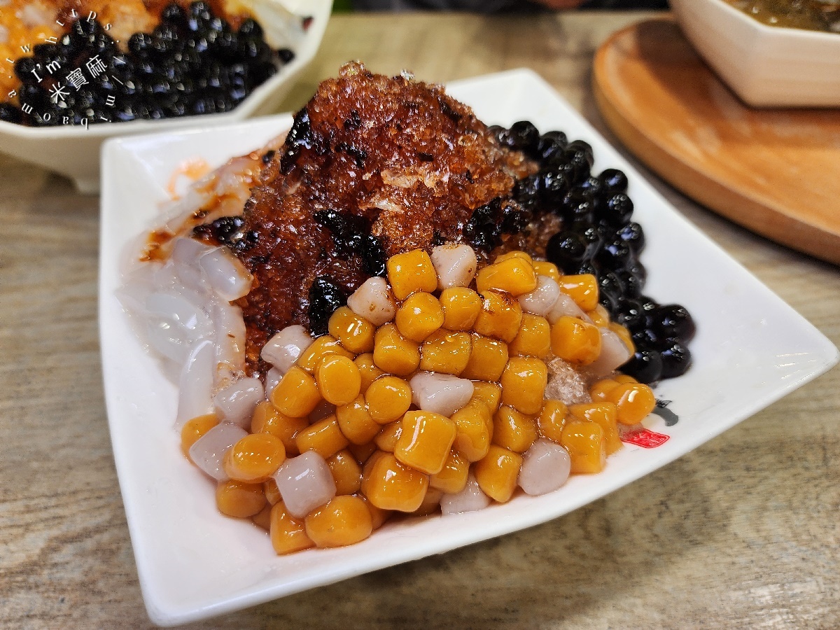 黑丸嫩仙草┃新店大豐路美食。夠份量感的愛玉李鹹冰、鳳梨愛玉刨冰真過癮，飯後來一碗有夠撐肚