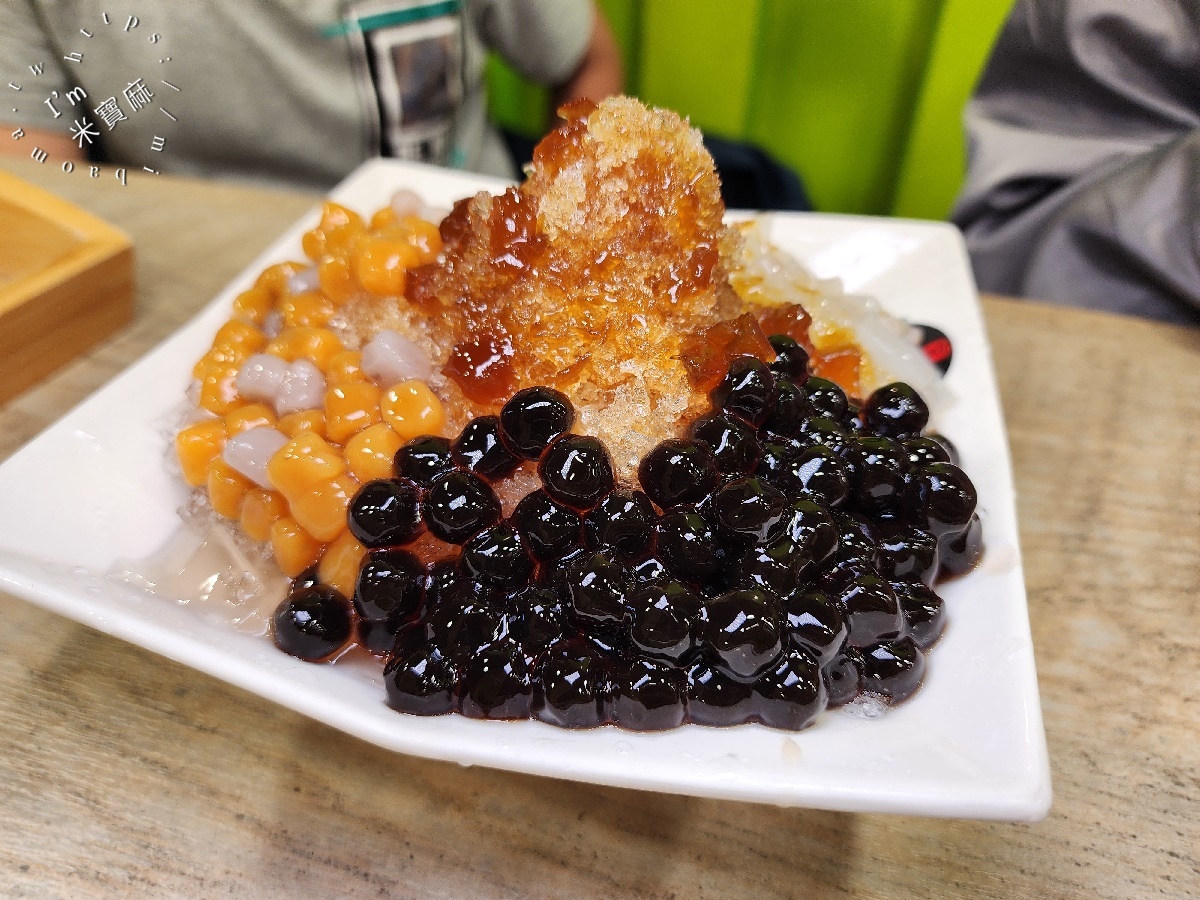 黑丸嫩仙草┃新店大豐路美食。夠份量感的愛玉李鹹冰、鳳梨愛玉刨冰真過癮，飯後來一碗有夠撐肚