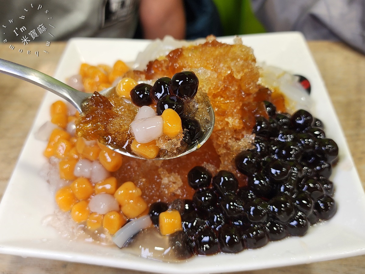 黑丸嫩仙草┃新店大豐路美食。夠份量感的愛玉李鹹冰、鳳梨愛玉刨冰真過癮，飯後來一碗有夠撐肚