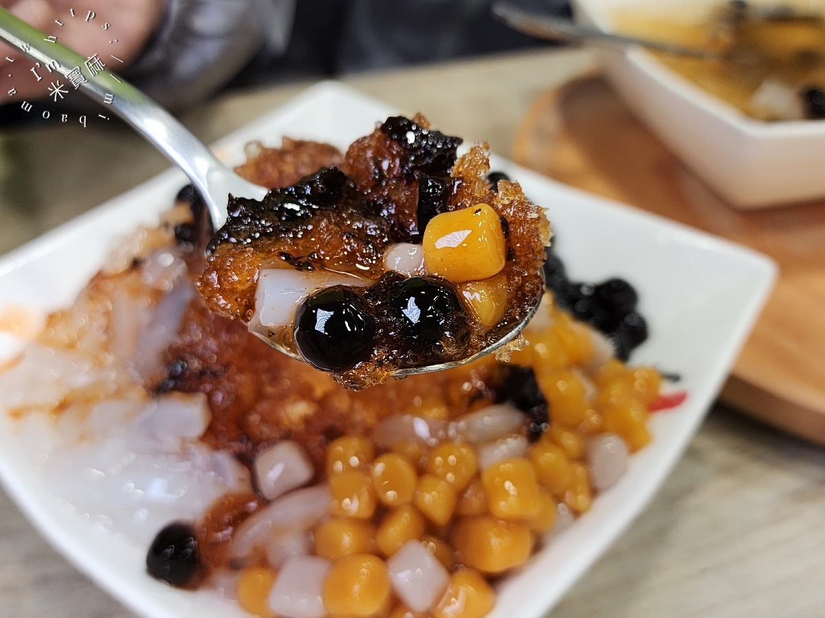 黑丸嫩仙草┃新店大豐路美食。夠份量感的愛玉李鹹冰、鳳梨愛玉刨冰真過癮，飯後來一碗有夠撐肚