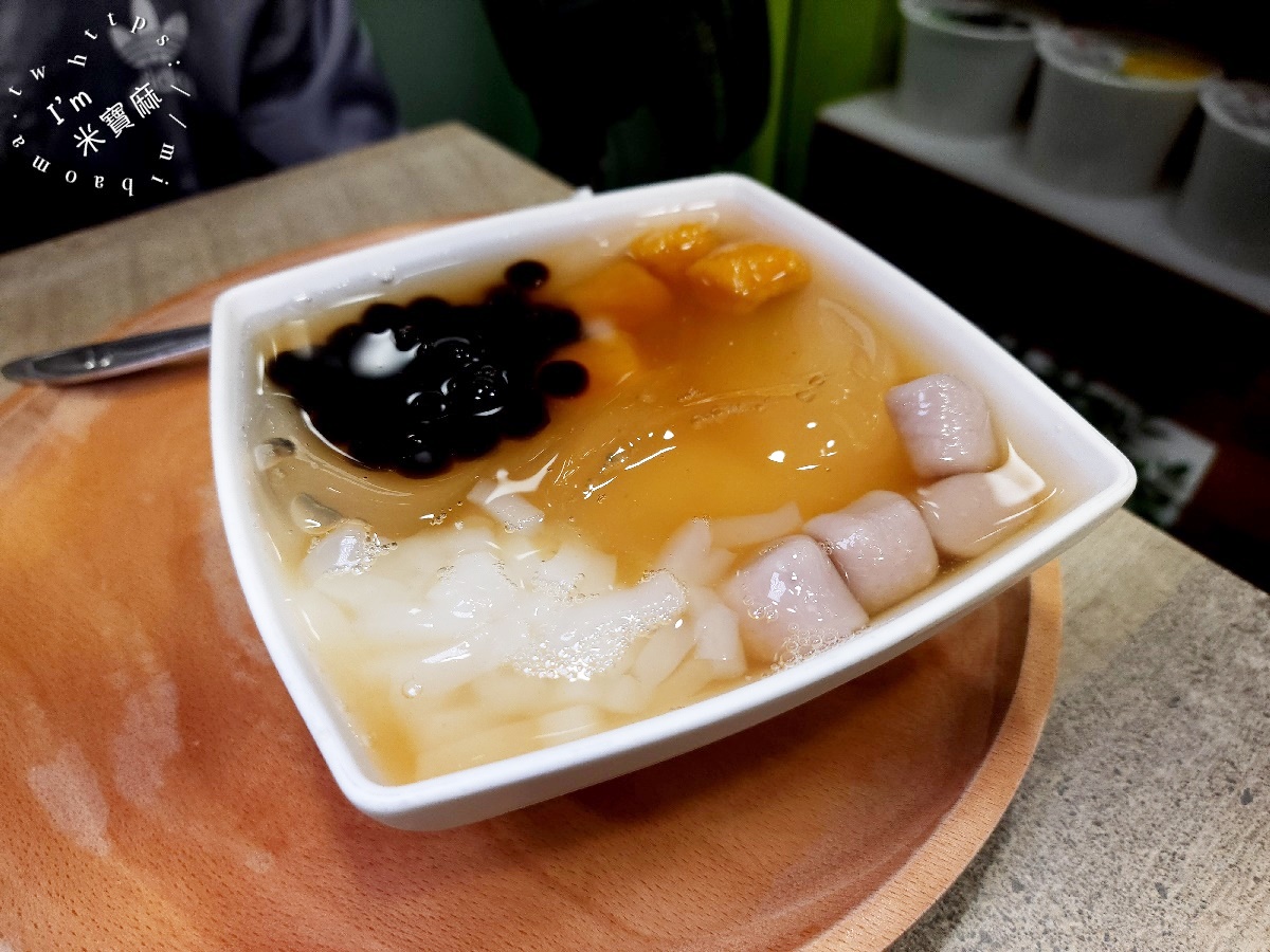 黑丸嫩仙草┃新店大豐路美食。夠份量感的愛玉李鹹冰、鳳梨愛玉刨冰真過癮，飯後來一碗有夠撐肚