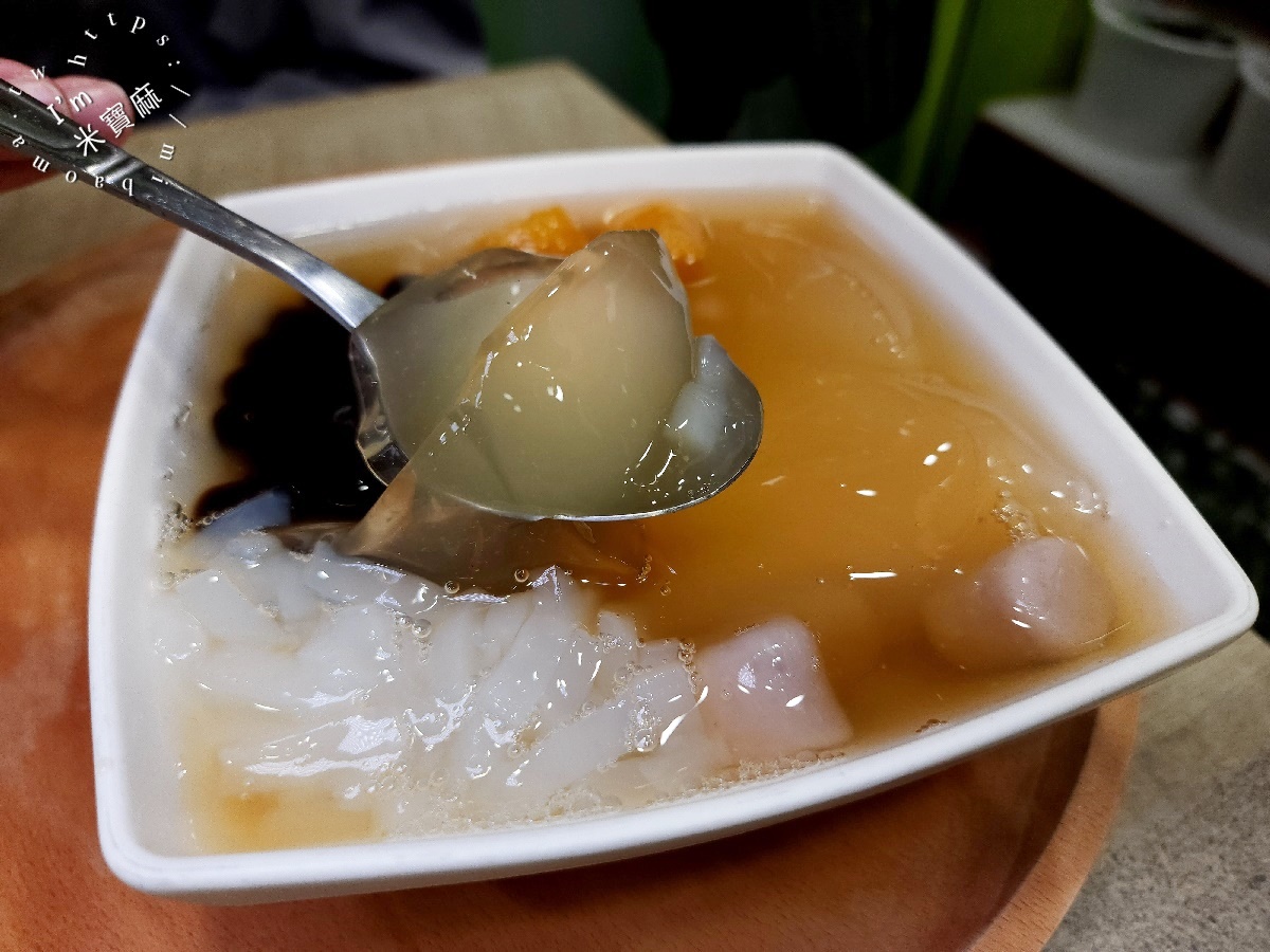 黑丸嫩仙草┃新店大豐路美食。夠份量感的愛玉李鹹冰、鳳梨愛玉刨冰真過癮，飯後來一碗有夠撐肚