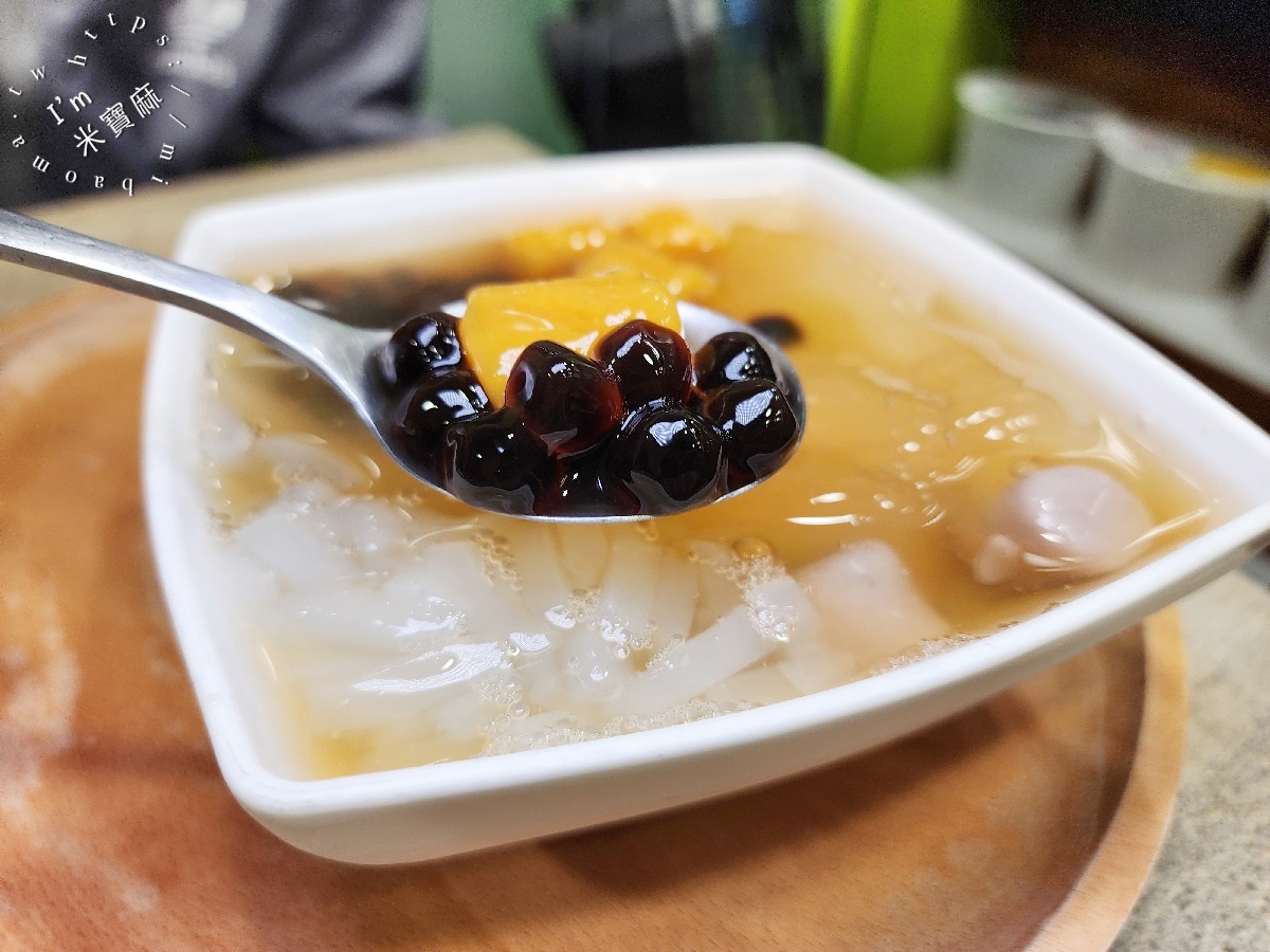 黑丸嫩仙草┃新店大豐路美食。夠份量感的愛玉李鹹冰、鳳梨愛玉刨冰真過癮，飯後來一碗有夠撐肚