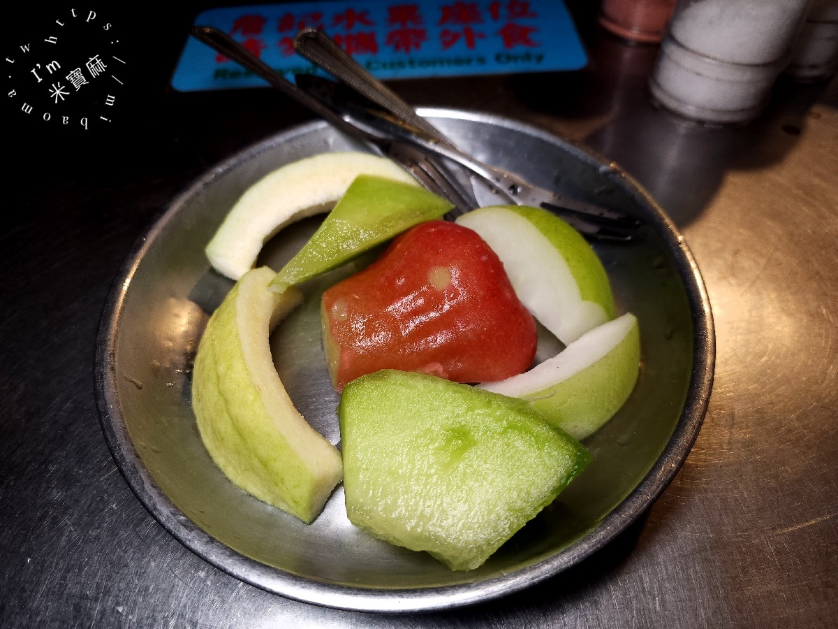 詹記水果┃寧夏夜市美食。新鮮水果盤及現打果汁來這裡吃，還有黑糖仙草冰也都有