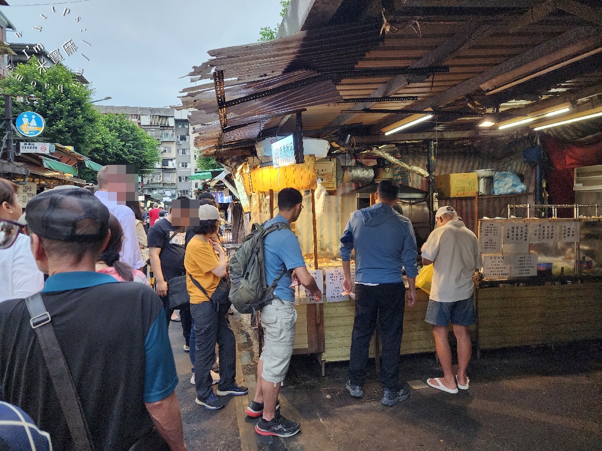 夫妻飯莊┃南機場夜市美食。未營業先排隊的人氣店家!三拼只要130元、14種主菜任你挑