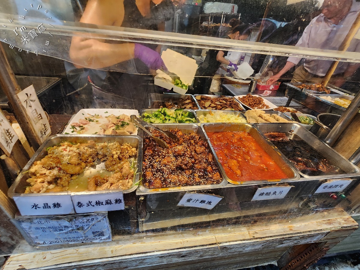 夫妻飯莊┃南機場夜市美食。未營業先排隊的人氣店家!三拼只要130元、14種主菜任你挑