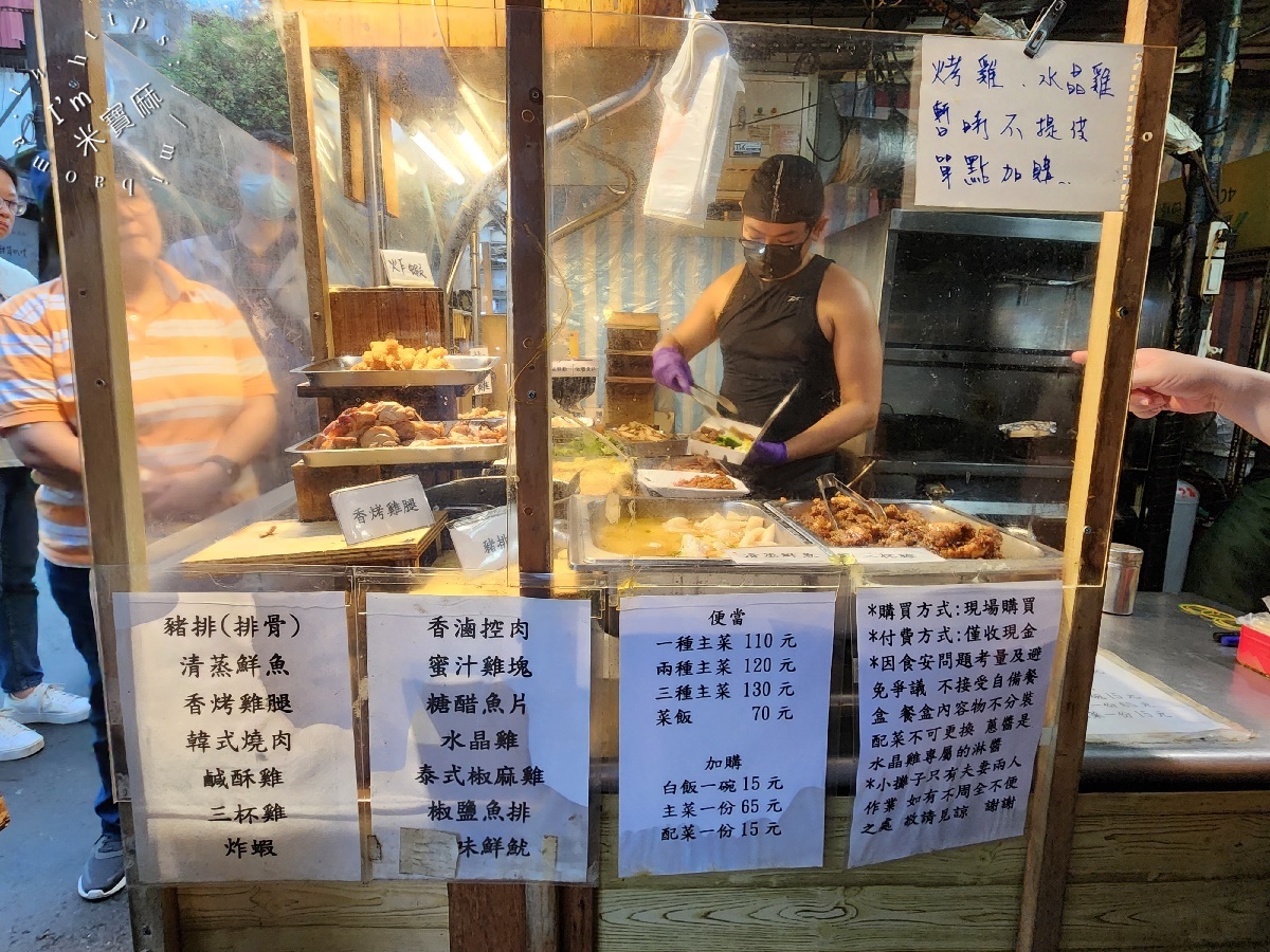 夫妻飯莊┃南機場夜市美食。未營業先排隊的人氣店家!三拼只要130元、14種主菜任你挑