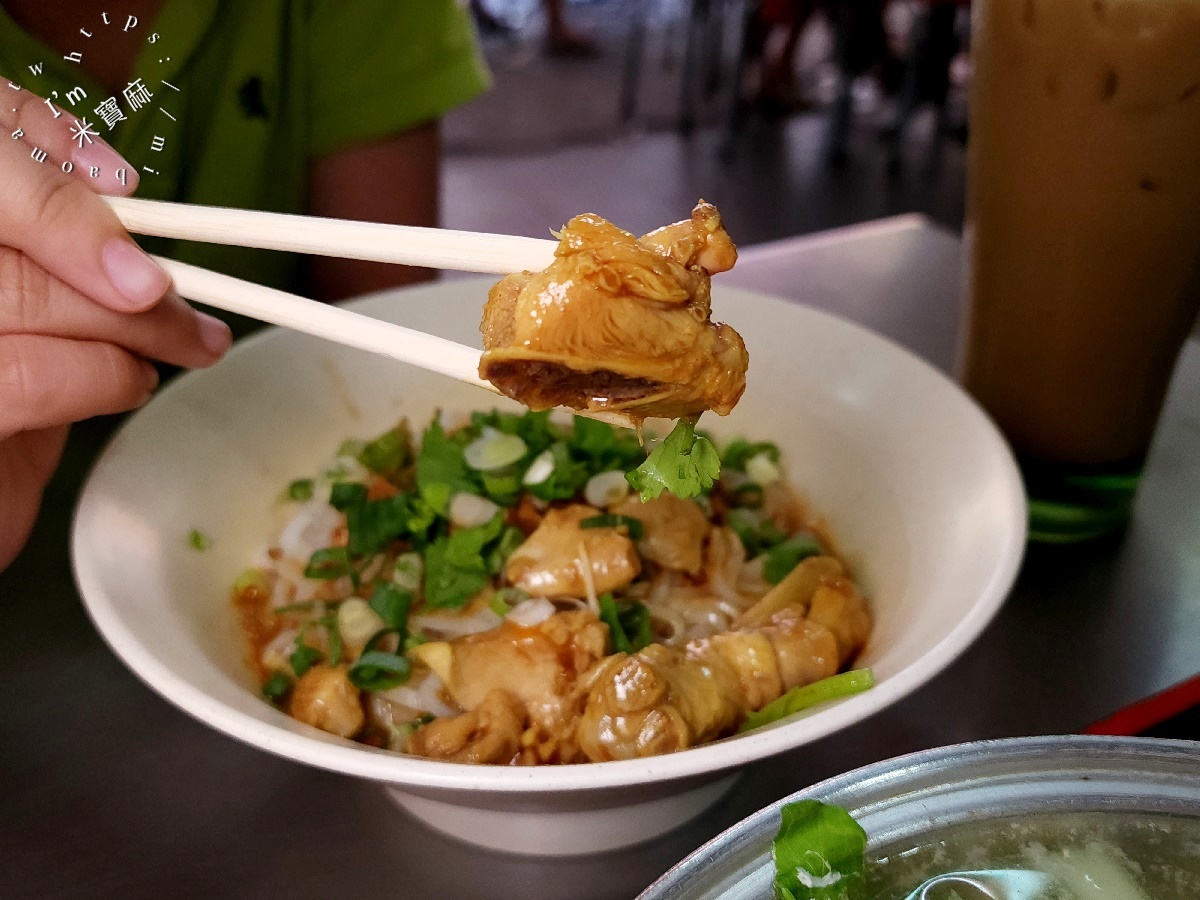 金龍小吃店┃中和華新街美食。印度冰解夏意，雲南緬式風味來這吃，環境純樸，生意還特別好