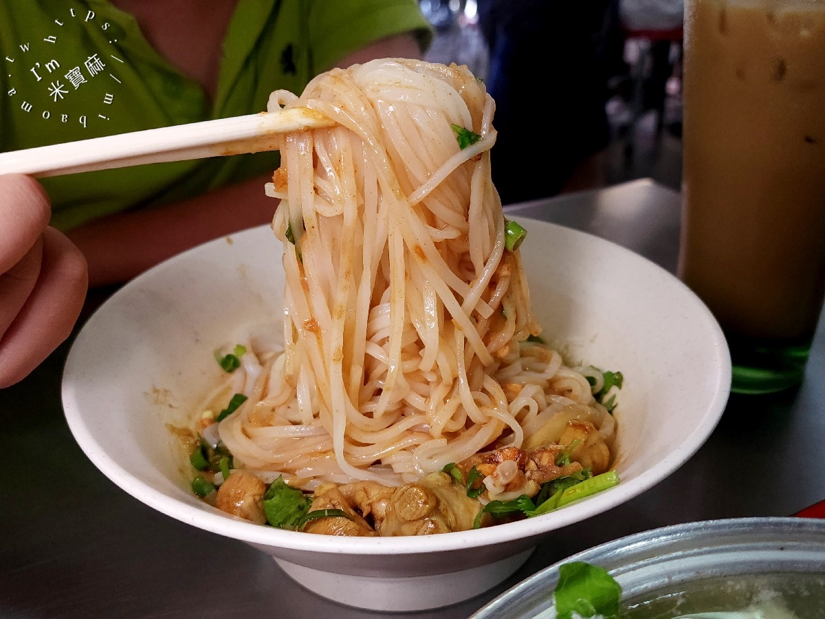 金龍小吃店┃中和華新街美食。印度冰解夏意，雲南緬式風味來這吃，環境純樸，生意還特別好