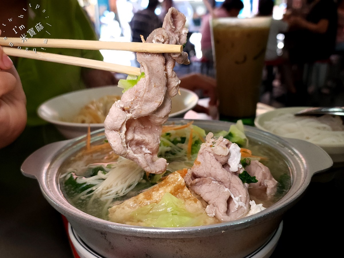 金龍小吃店┃中和華新街美食。印度冰解夏意，雲南緬式風味來這吃，環境純樸，生意還特別好