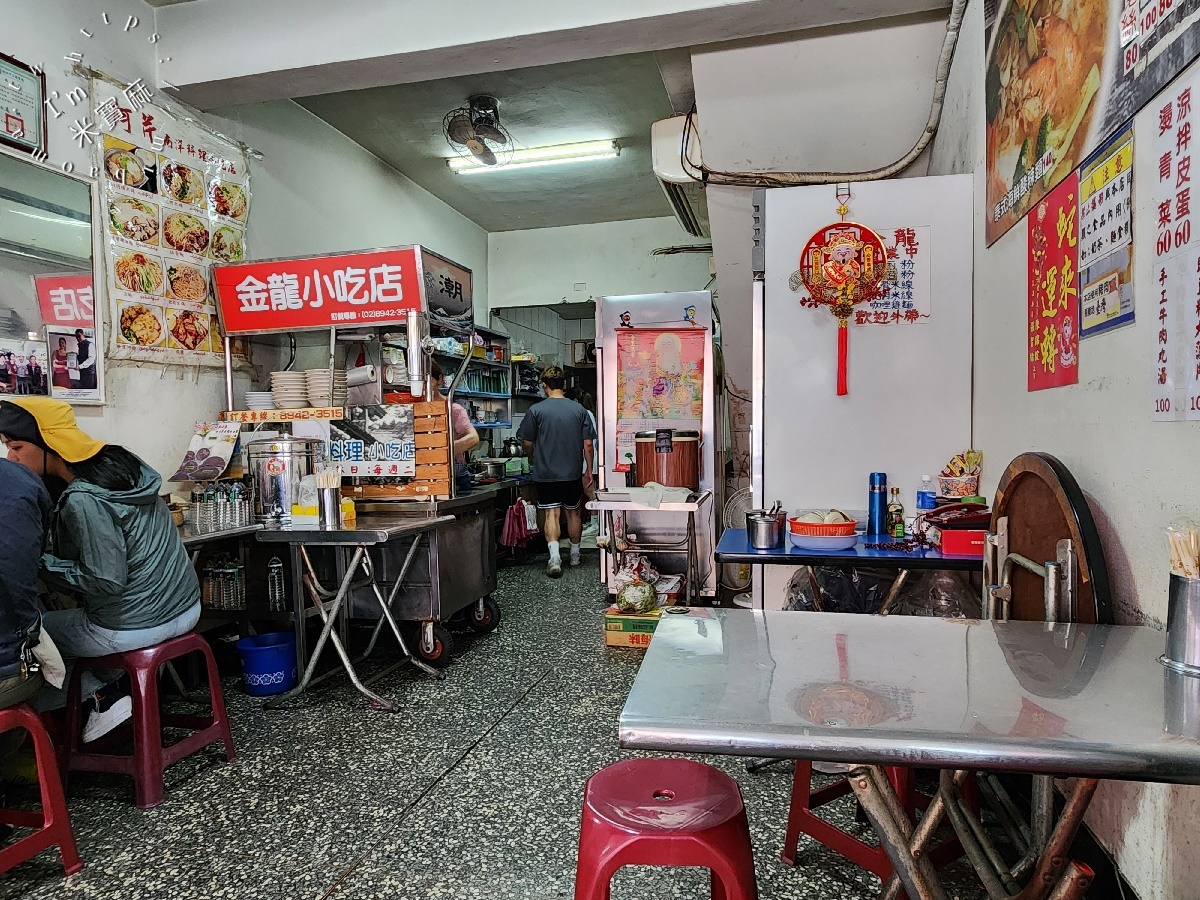 金龍小吃店┃中和華新街美食。印度冰解夏意，雲南緬式風味來這吃，環境純樸，生意還特別好