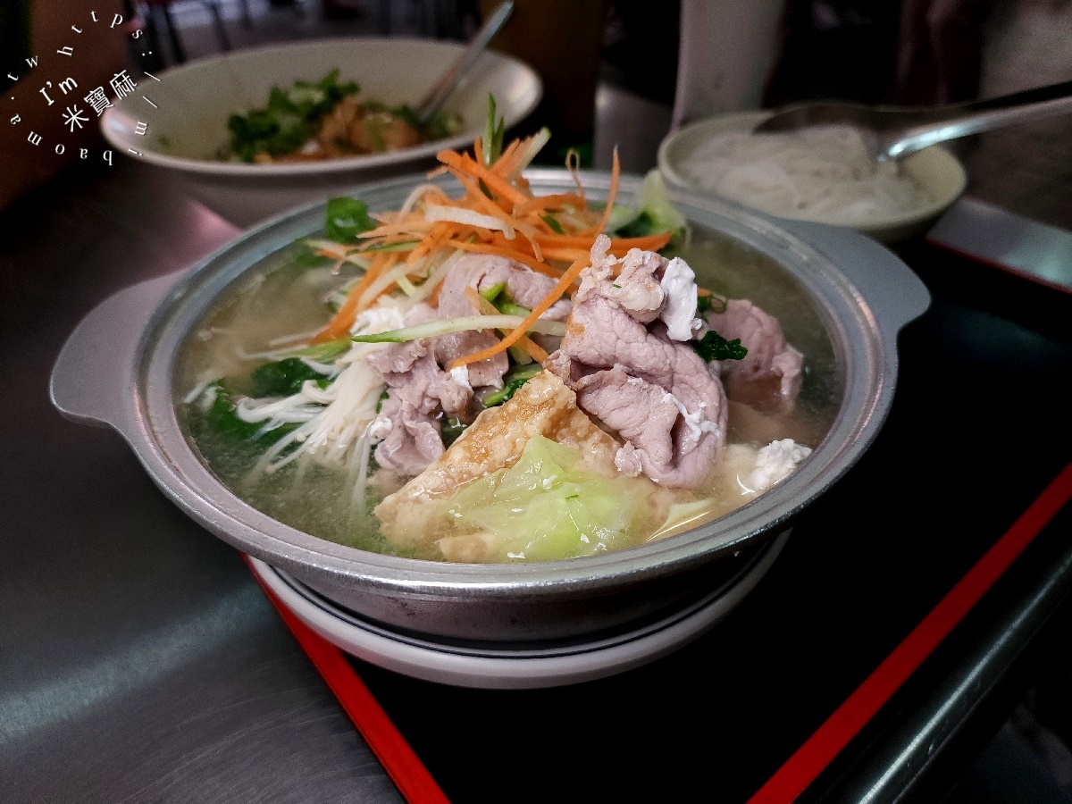 金龍小吃店┃中和華新街美食。印度冰解夏意，雲南緬式風味來這吃，環境純樸，生意還特別好